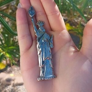 Silver Tone Statue of Liberty Pin